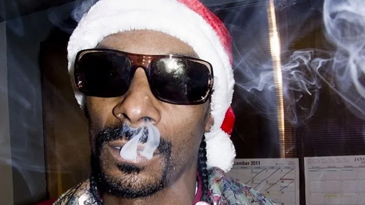 Snoop dogg 2024. Снуп дог Санта. Снуп дог в новогодней шапке. Снуп дог 2023. Снуп дог в шапке.